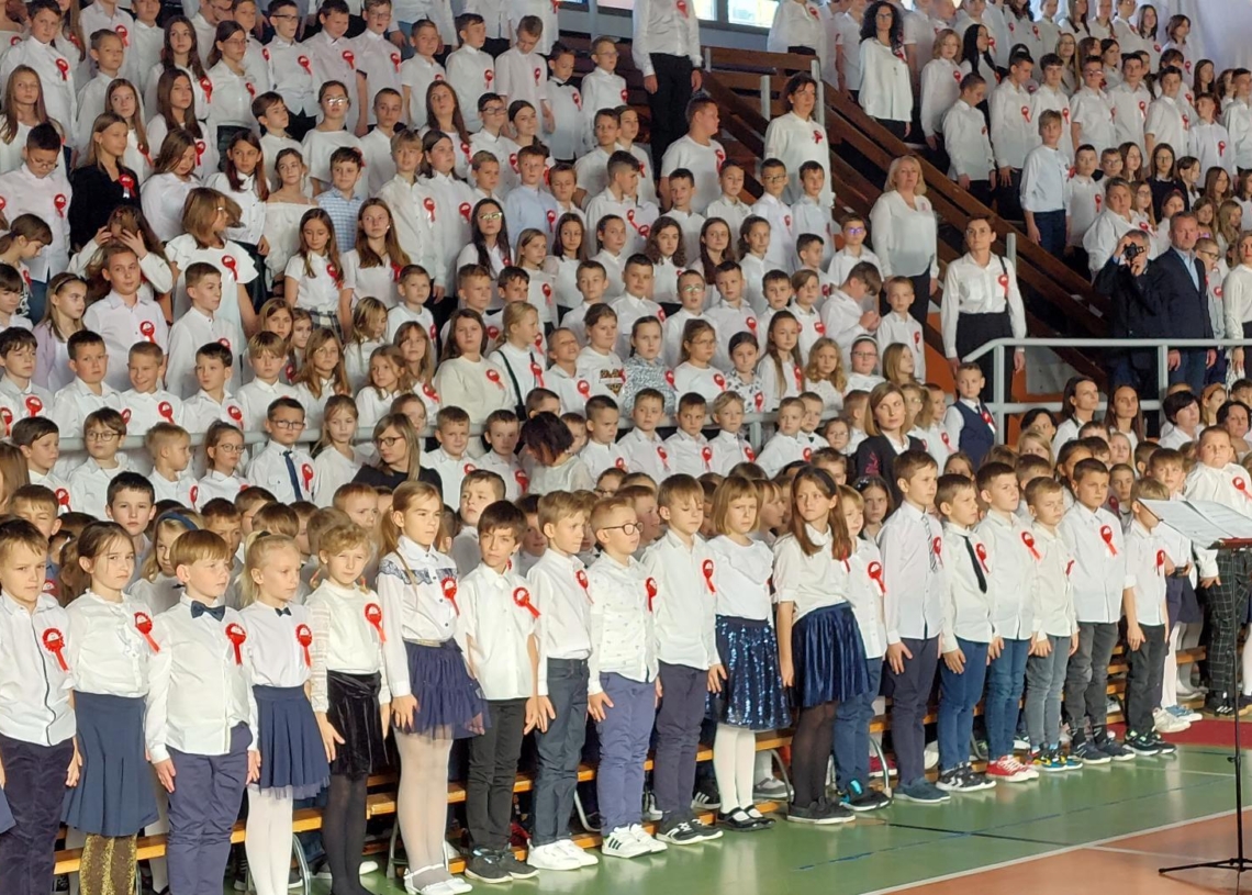 800 uczniów zaśpiewało hymn w Szkole Podstawowej nr 10 w Sieradzu [ZDJĘCIA]