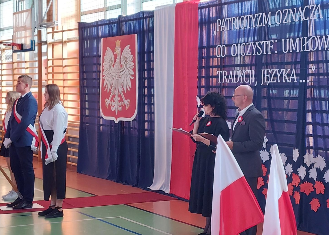Hymn w Szkole Podstawowej nr 10 w Sieradzu