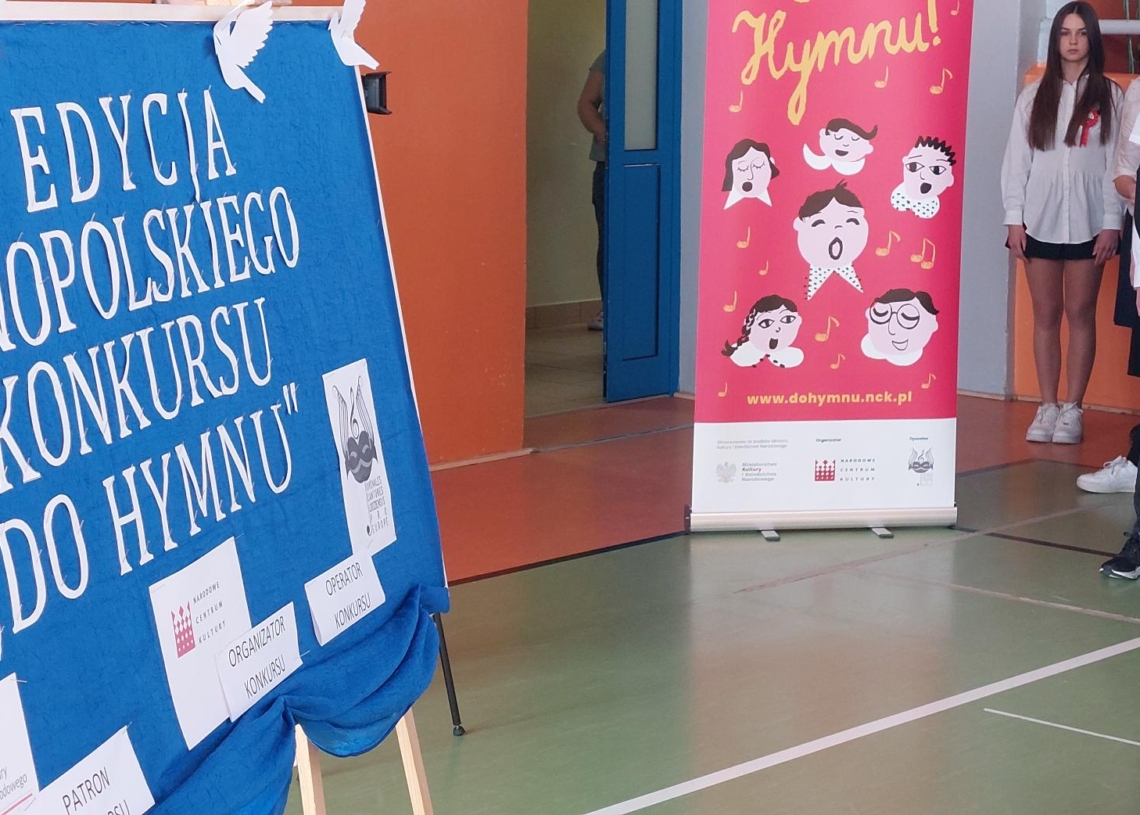 800 uczniów zaśpiewało hymn w Szkole Podstawowej nr 10 w Sieradzu [ZDJĘCIA]