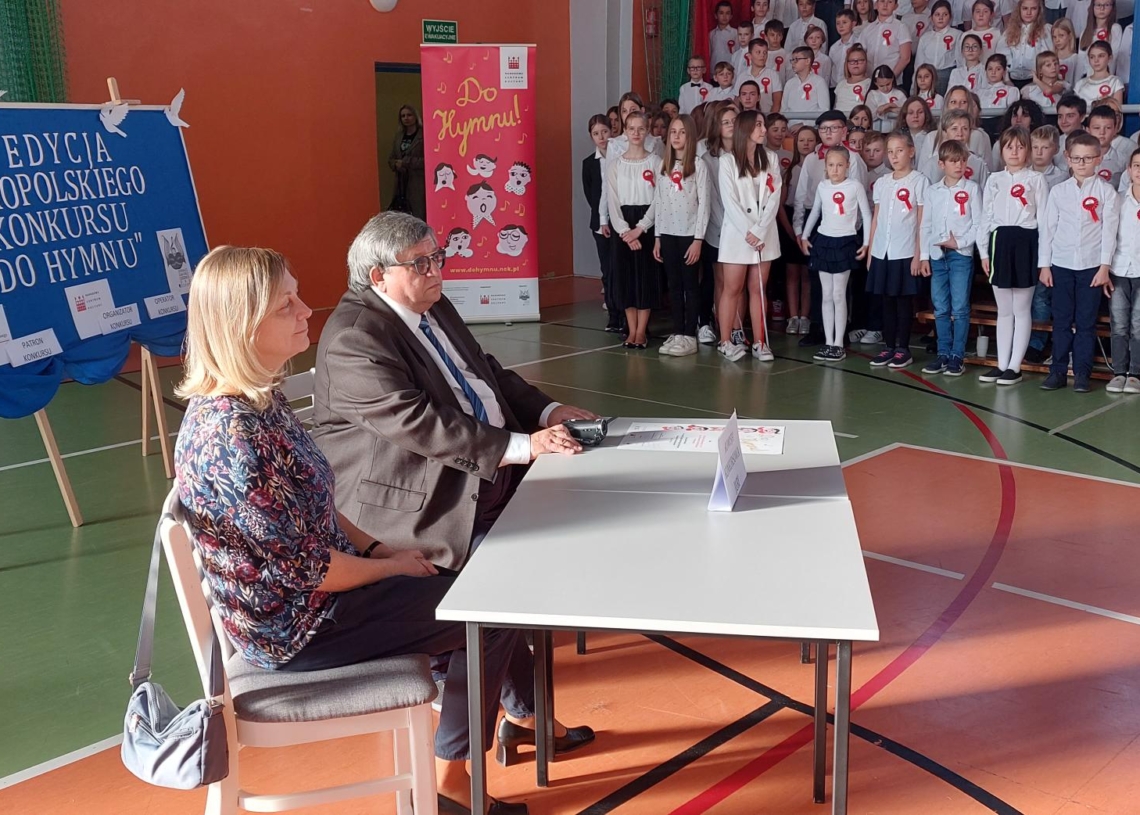 800 uczniów zaśpiewało hymn w Szkole Podstawowej nr 10 w Sieradzu [ZDJĘCIA]