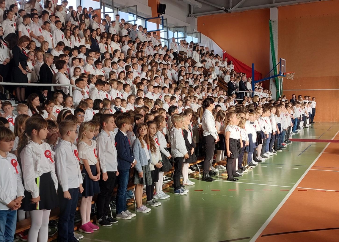 800 uczniów zaśpiewało hymn w Szkole Podstawowej nr 10 w Sieradzu [ZDJĘCIA]