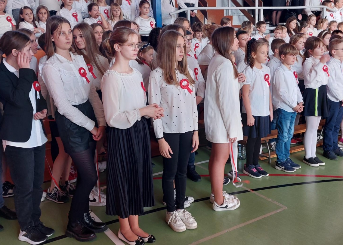 800 uczniów zaśpiewało hymn w Szkole Podstawowej nr 10 w Sieradzu [ZDJĘCIA]