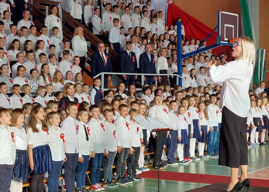 800 uczniów zaśpiewało hymn w Szkole Podstawowej nr 10 w Sieradzu [ZDJĘCIA]