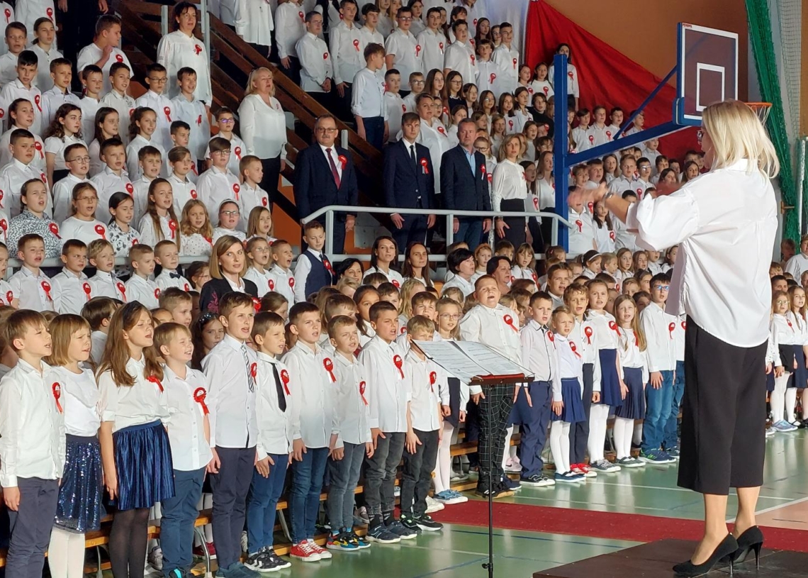 800 uczniów zaśpiewało hymn w Szkole Podstawowej nr 10 w Sieradzu [ZDJĘCIA]