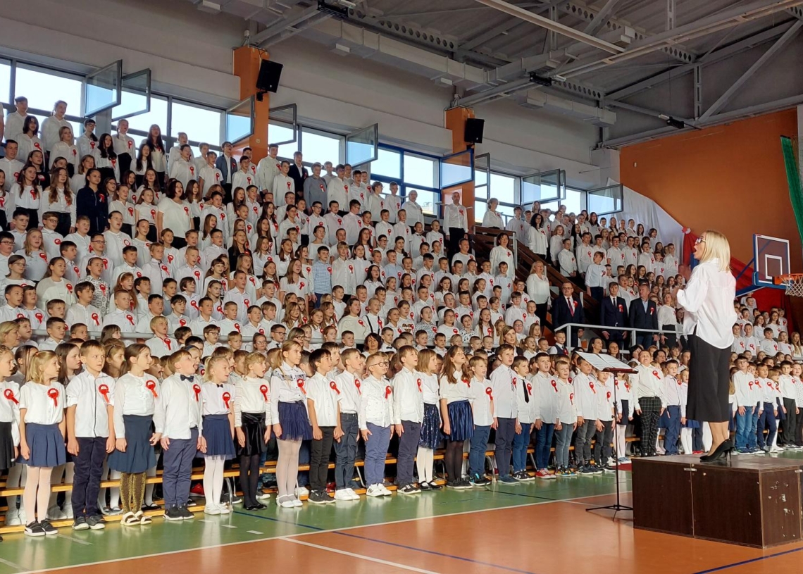 800 uczniów zaśpiewało hymn w Szkole Podstawowej nr 10 w Sieradzu [ZDJĘCIA]