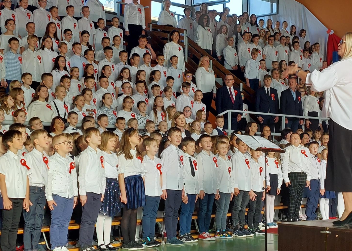 800 uczniów zaśpiewało hymn w Szkole Podstawowej nr 10 w Sieradzu [ZDJĘCIA]