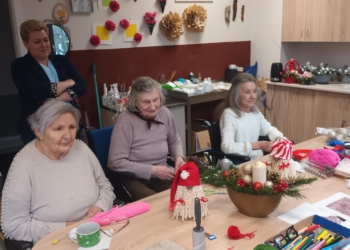Świąteczne ozdoby i dekoracje na Boże Narodzenie powstają w DPS