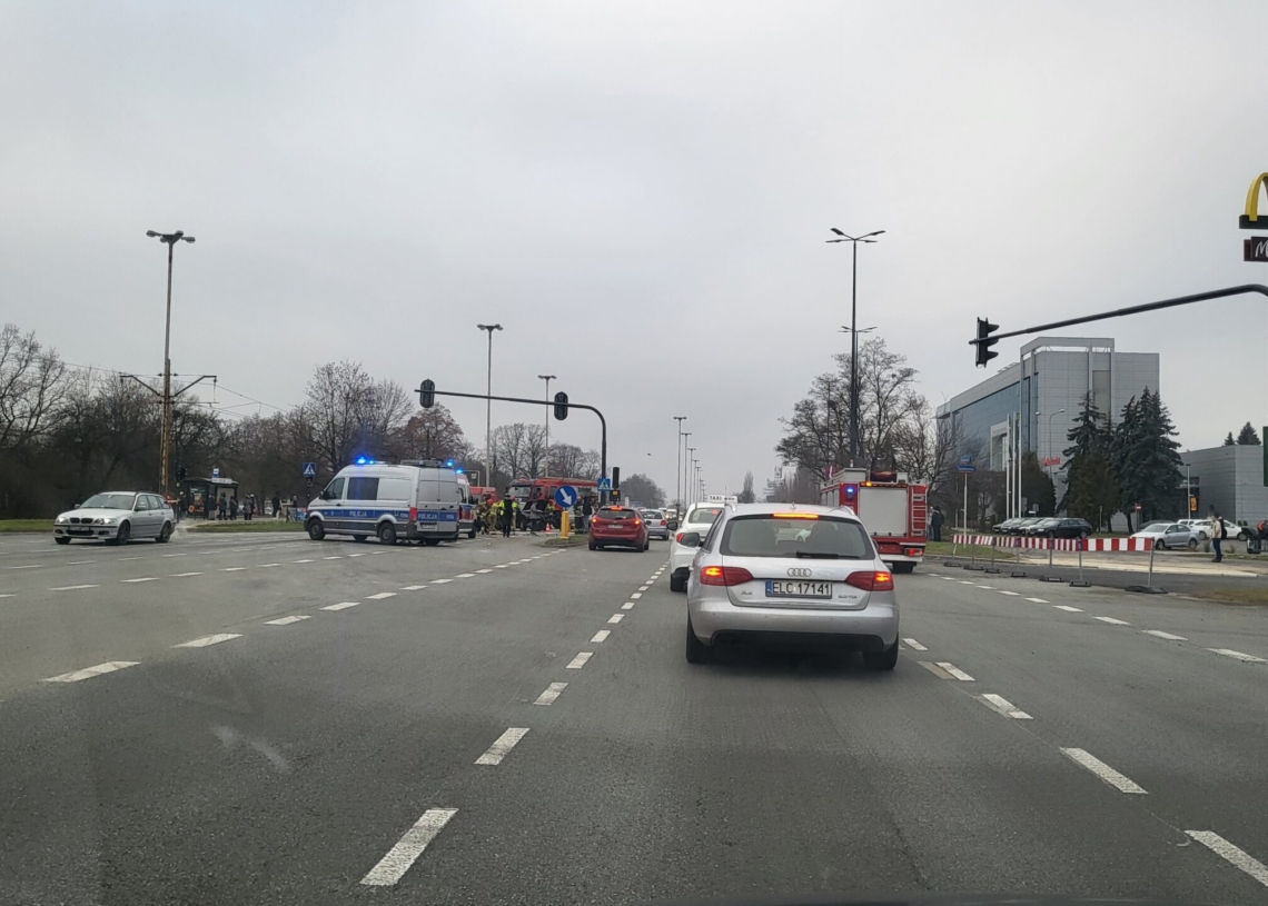 Wypadek na Teofilowie. Utrudnienia na Aleksandrowskiej