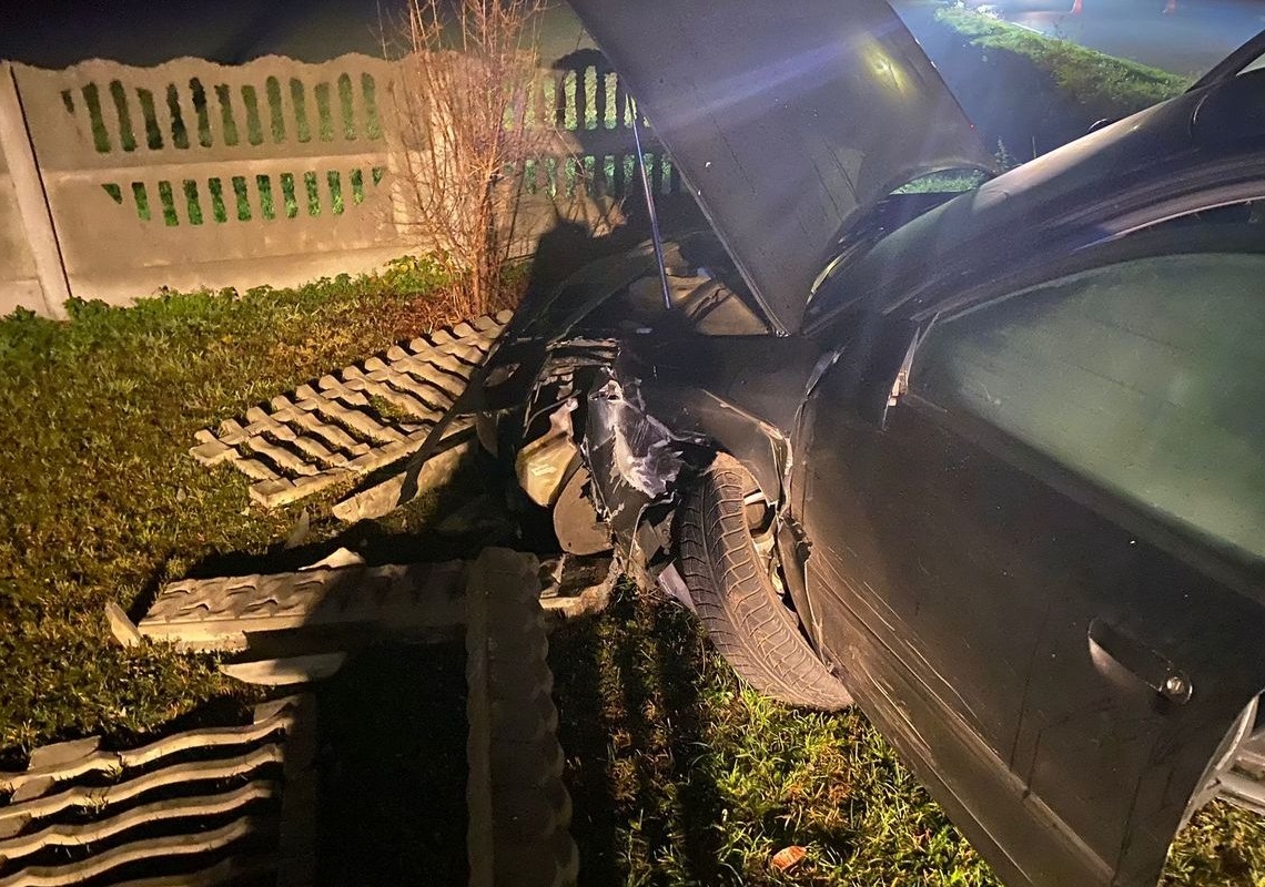 Pijany mężczyzna przewoził poszukiwanego i spowodował wypadek