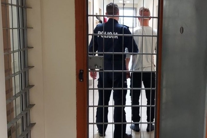 Pijany mężczyzna przewoził poszukiwanego i spowodował wypadek
