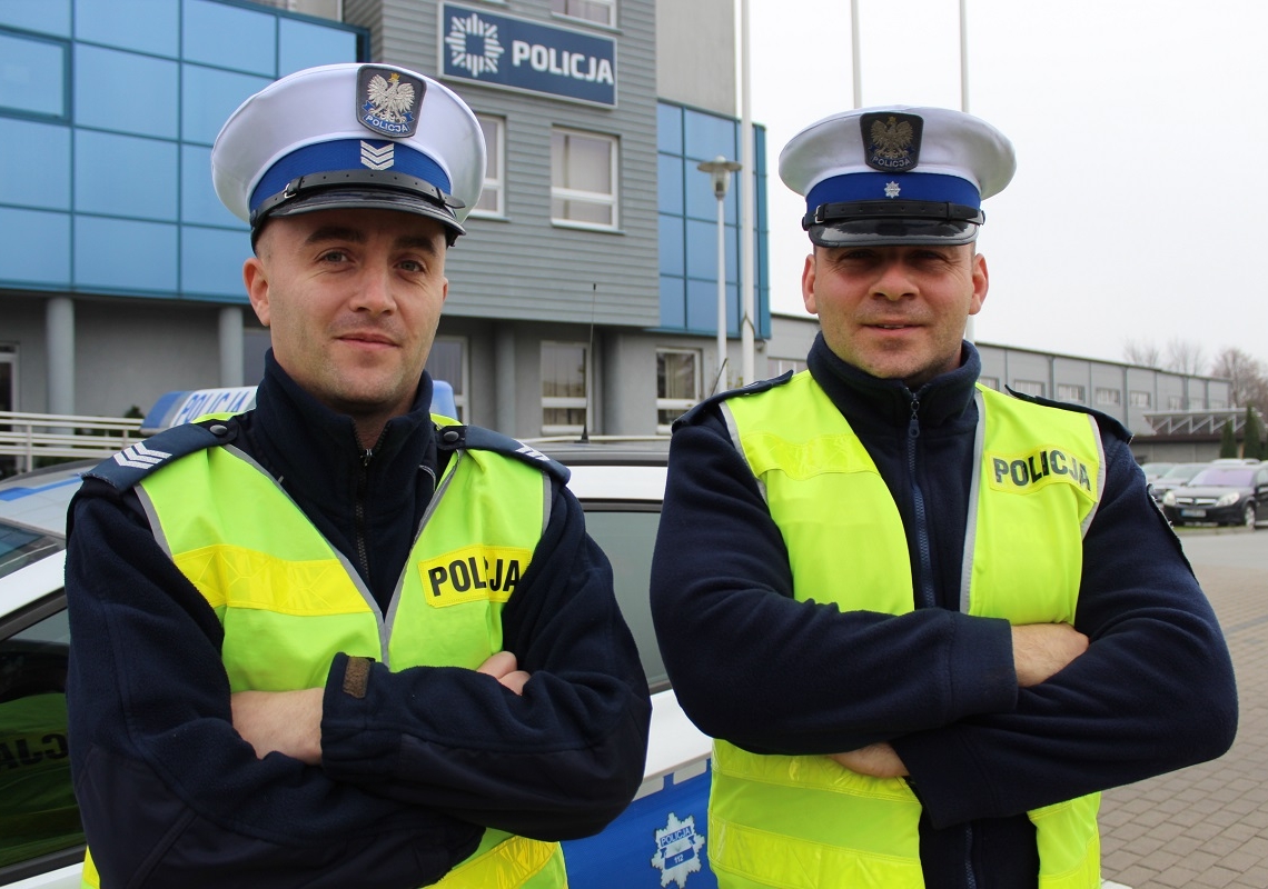 Policjanci ze Zduńskiej Woli eskortowali karetkę z pacjentem w ciężkim stanie na S8 1 Policjanci ze Zduńskiej Woli eskortowali karetkę