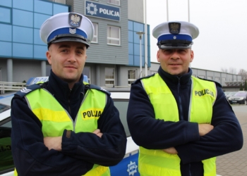 Policjanci ze Zduńskiej Woli eskortowali karetkę