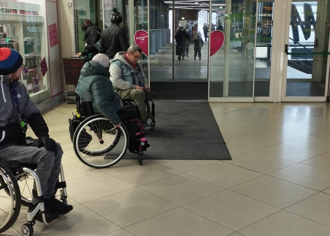 Kierowcy poruszający się na wózkach apelowali do innych zmotoryzowanych by nie zajmowali miejsc dla inwalidów
