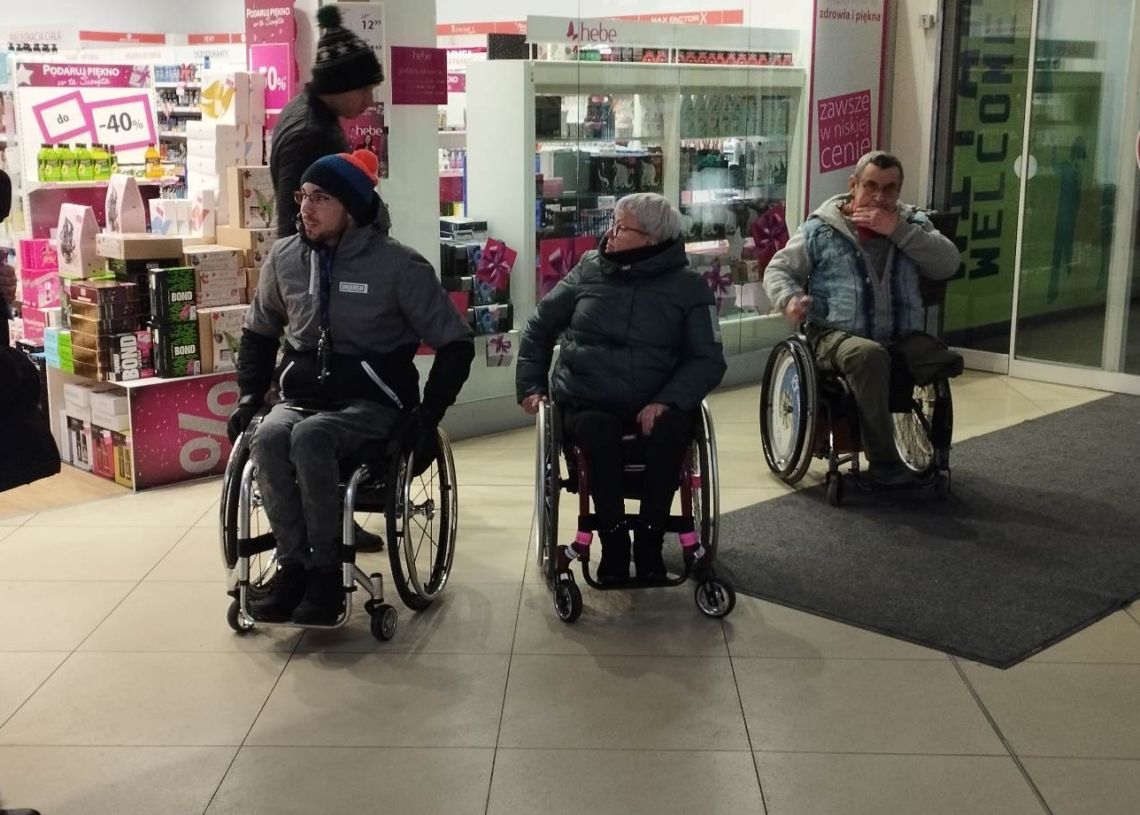 Kierowcy poruszający się na wózkach apelowali do innych zmotoryzowanych by nie zajmowali miejsc dla inwalidów