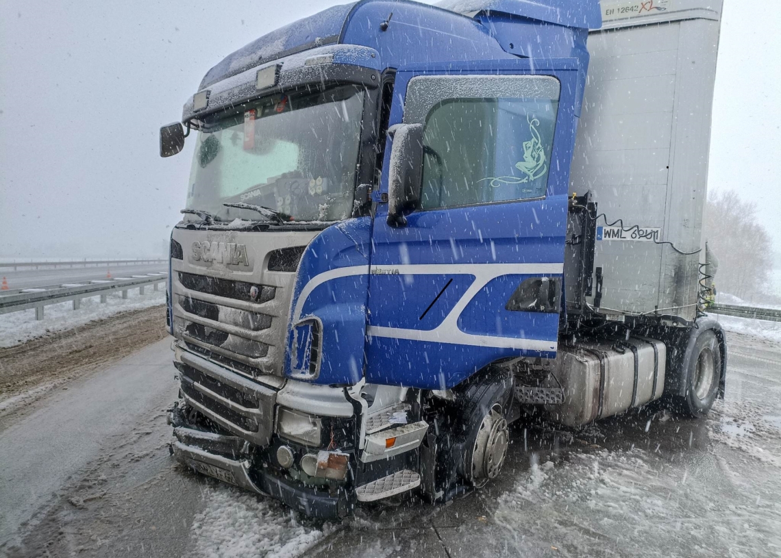 Atak zimy w centralnej Polsce. Trudne warunki na drogach