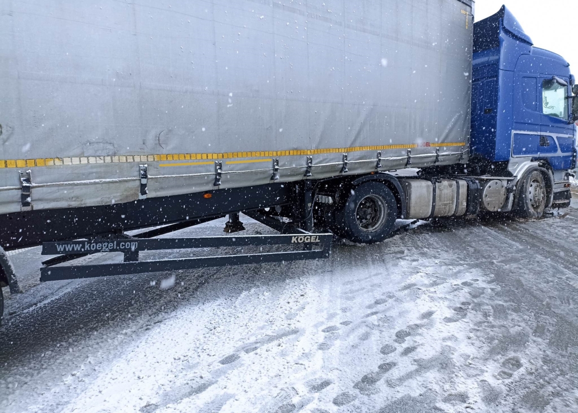 Atak zimy w centralnej Polsce. Trudne warunki na drogach