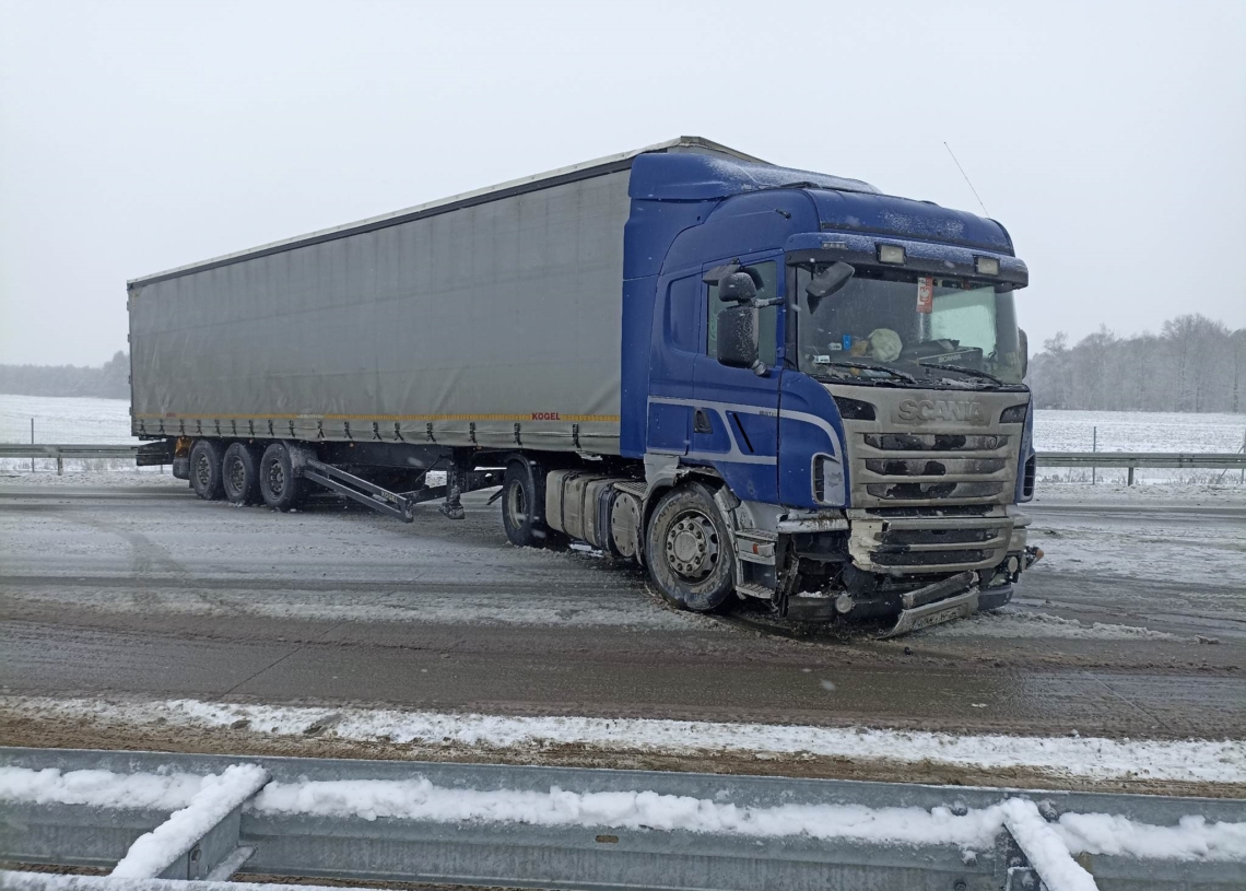 Atak zimy w centralnej Polsce. Trudne warunki na drogach