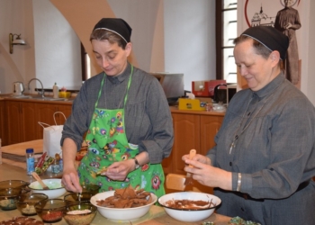 Siostry urszulanki pieką pierniki