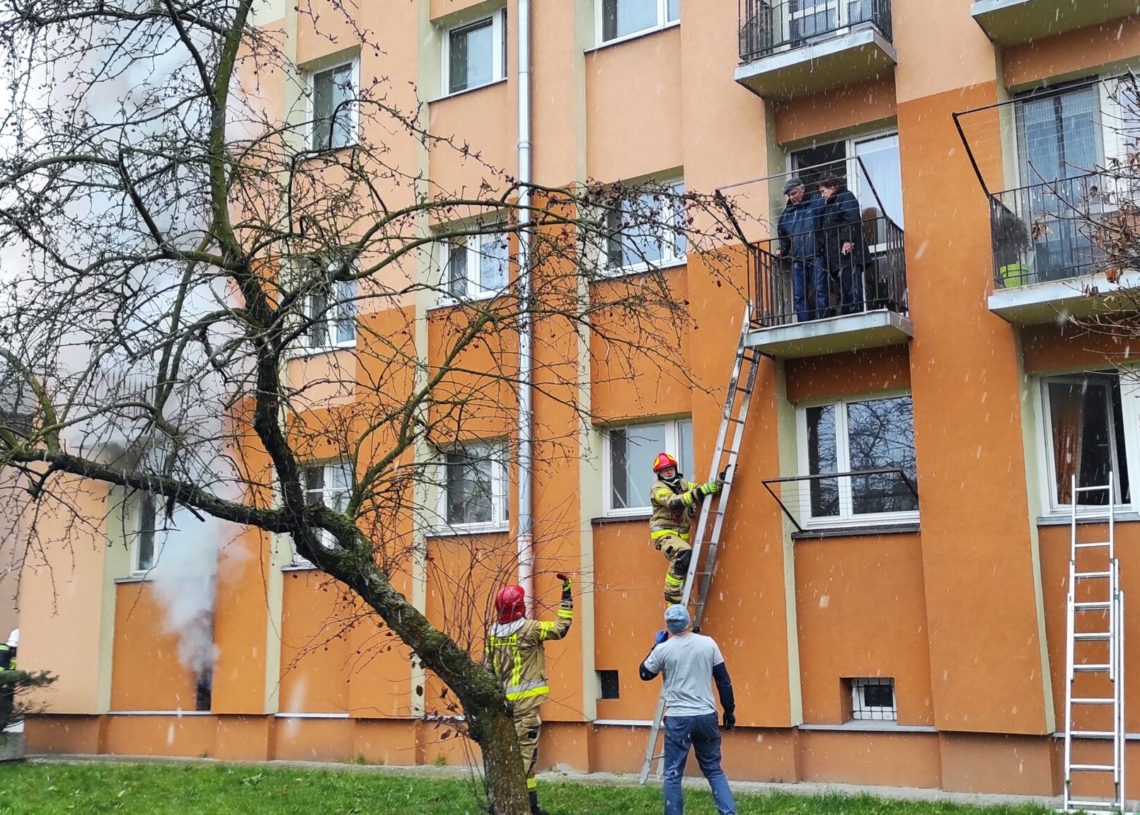 Pożar w Sieradzu. Ogień wybuchł w piwnicy bloku przy Krakowskim Przedmieściu