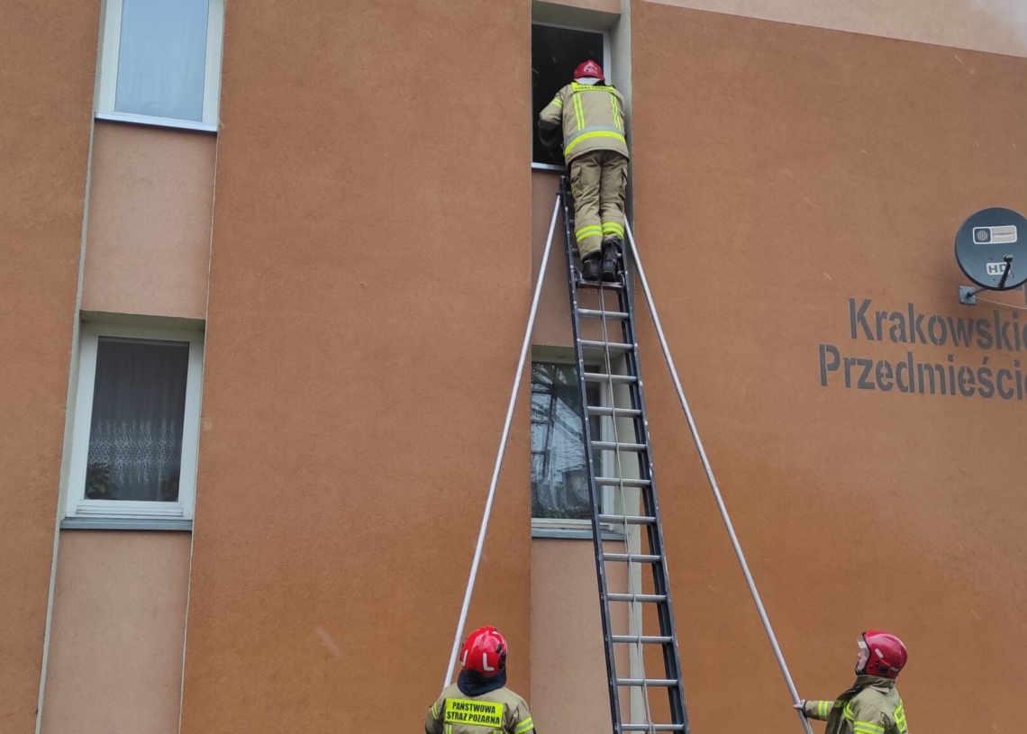 Pożar w Sieradzu. Ogień wybuchł w piwnicy bloku przy Krakowskim Przedmieściu