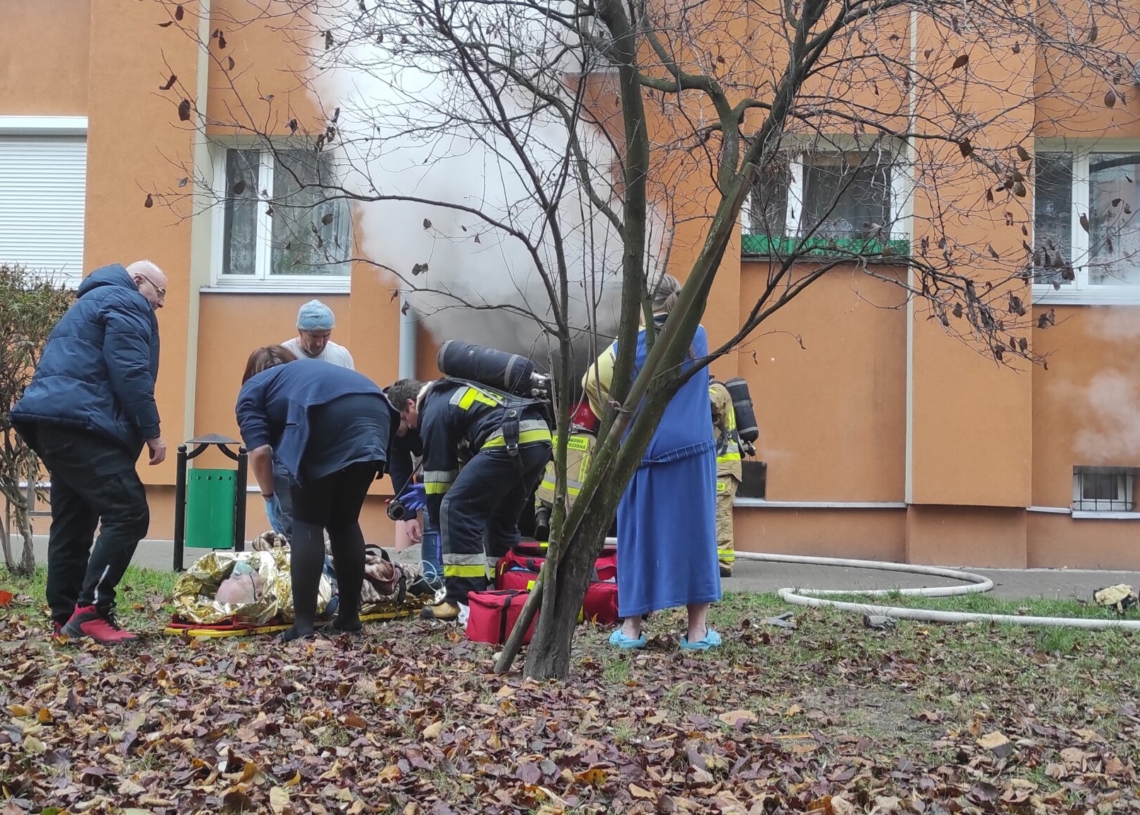 Pożar w Sieradzu. Ogień wybuchł w piwnicy bloku przy Krakowskim Przedmieściu