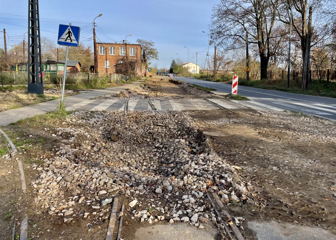 Modernizacja torowiska do Konstantynowa. Rozbiórki postępują bardzo szybko. Tramwaj ma pojechać w sierpniu 2023 r.