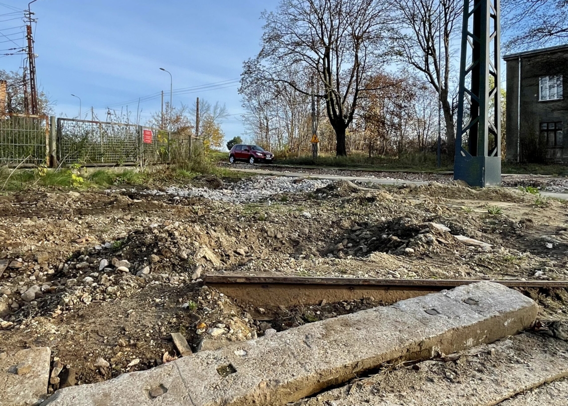 Modernizacja torowiska do Konstantynowa. Rozbiórki postępują bardzo szybko. Tramwaj ma pojechać w sierpniu 2023 r.