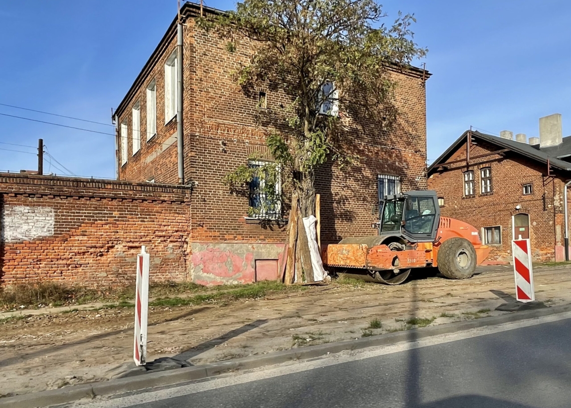 Modernizacja torowiska do Konstantynowa. Rozbiórki postępują bardzo szybko. Tramwaj ma pojechać w sierpniu 2023 r.