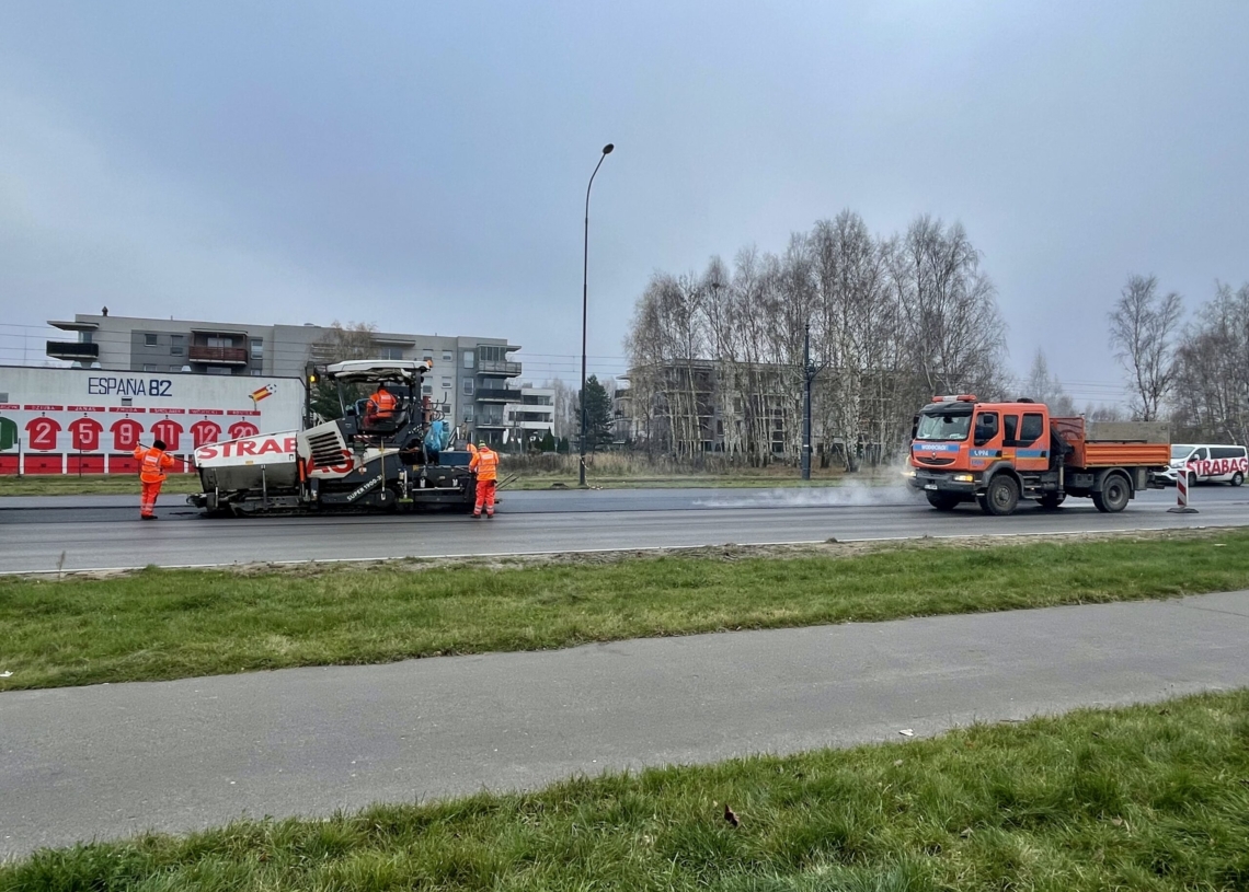 Remont Hetmańskiej. Drogowcy układają ostatnie warstwy asfaltu