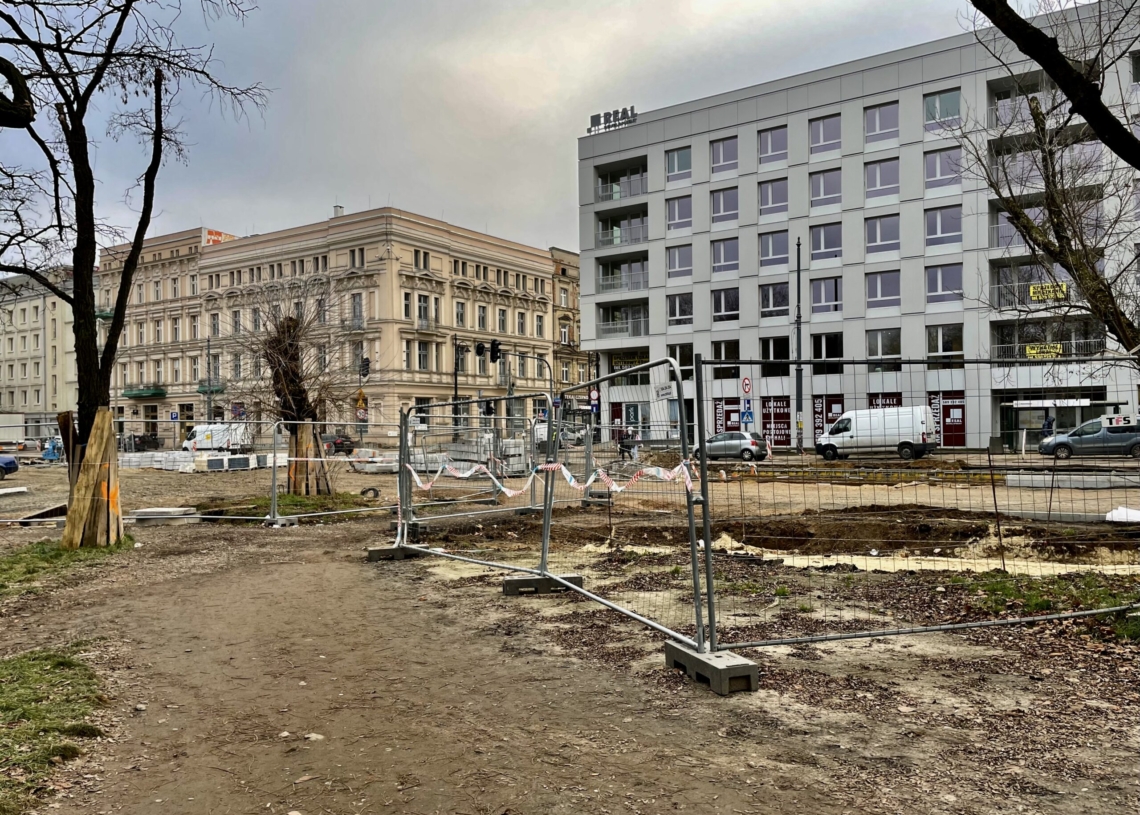 Większe utrudnienia na modernizowanej Północnej od 9 dni. Postępuje modernizacja torowiska [ZDJĘCIA + WIDEO]
