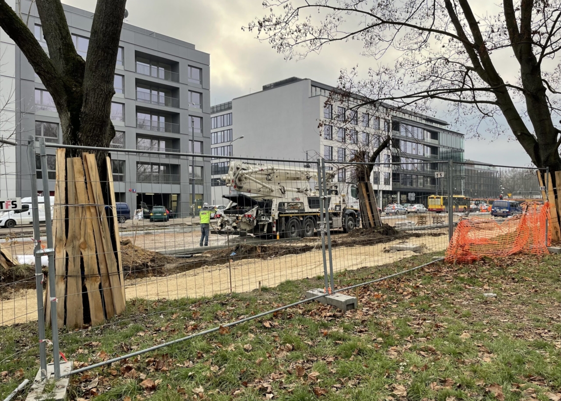Większe utrudnienia na modernizowanej Północnej od 9 dni. Postępuje modernizacja torowiska [ZDJĘCIA + WIDEO]