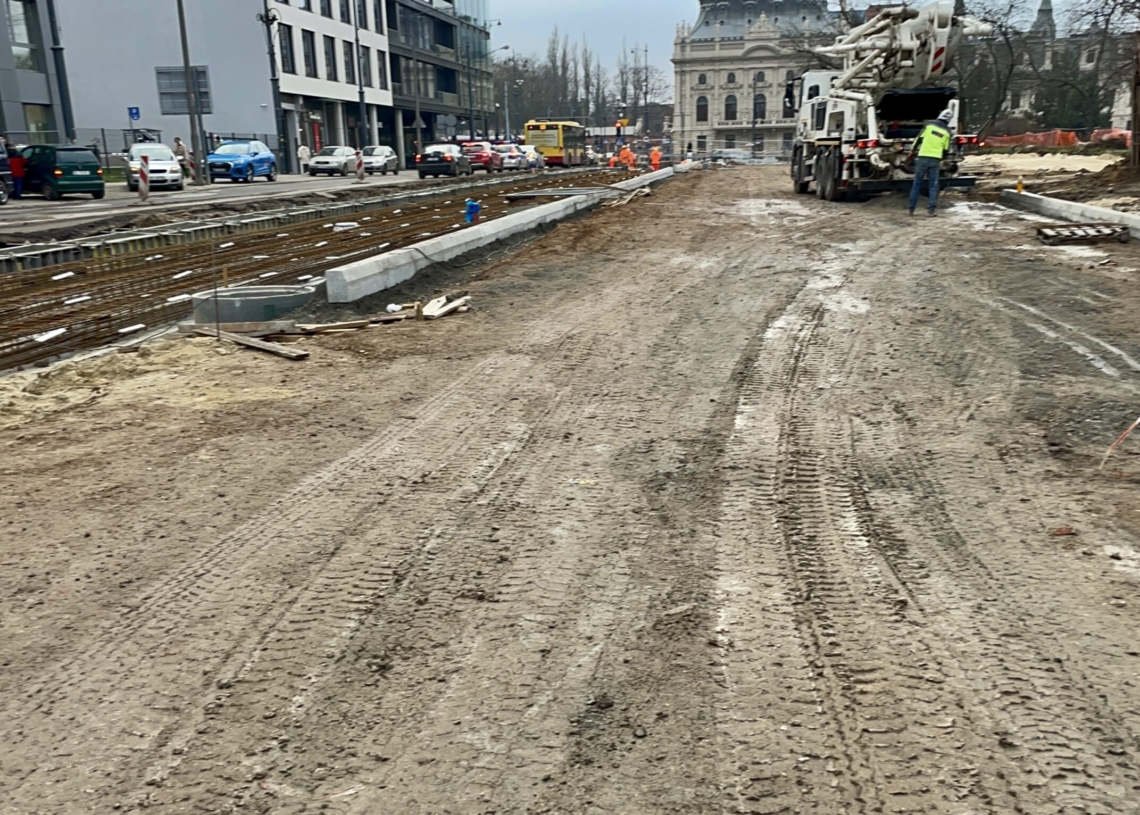 Większe utrudnienia na modernizowanej Północnej od 9 dni. Postępuje modernizacja torowiska [ZDJĘCIA + WIDEO]