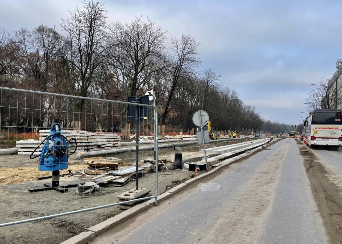 Większe utrudnienia na modernizowanej Północnej od 9 dni. Postępuje modernizacja torowiska [ZDJĘCIA + WIDEO]