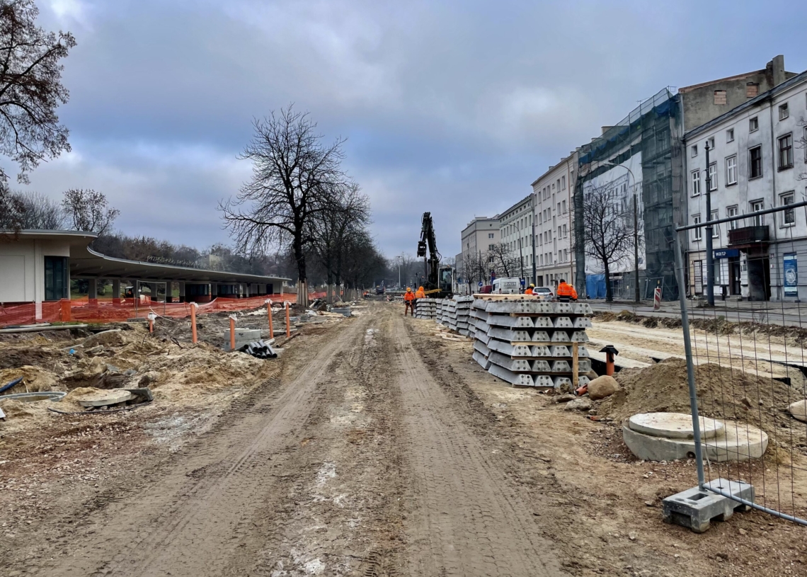 Większe utrudnienia na modernizowanej Północnej od 9 dni. Postępuje modernizacja torowiska [ZDJĘCIA + WIDEO]