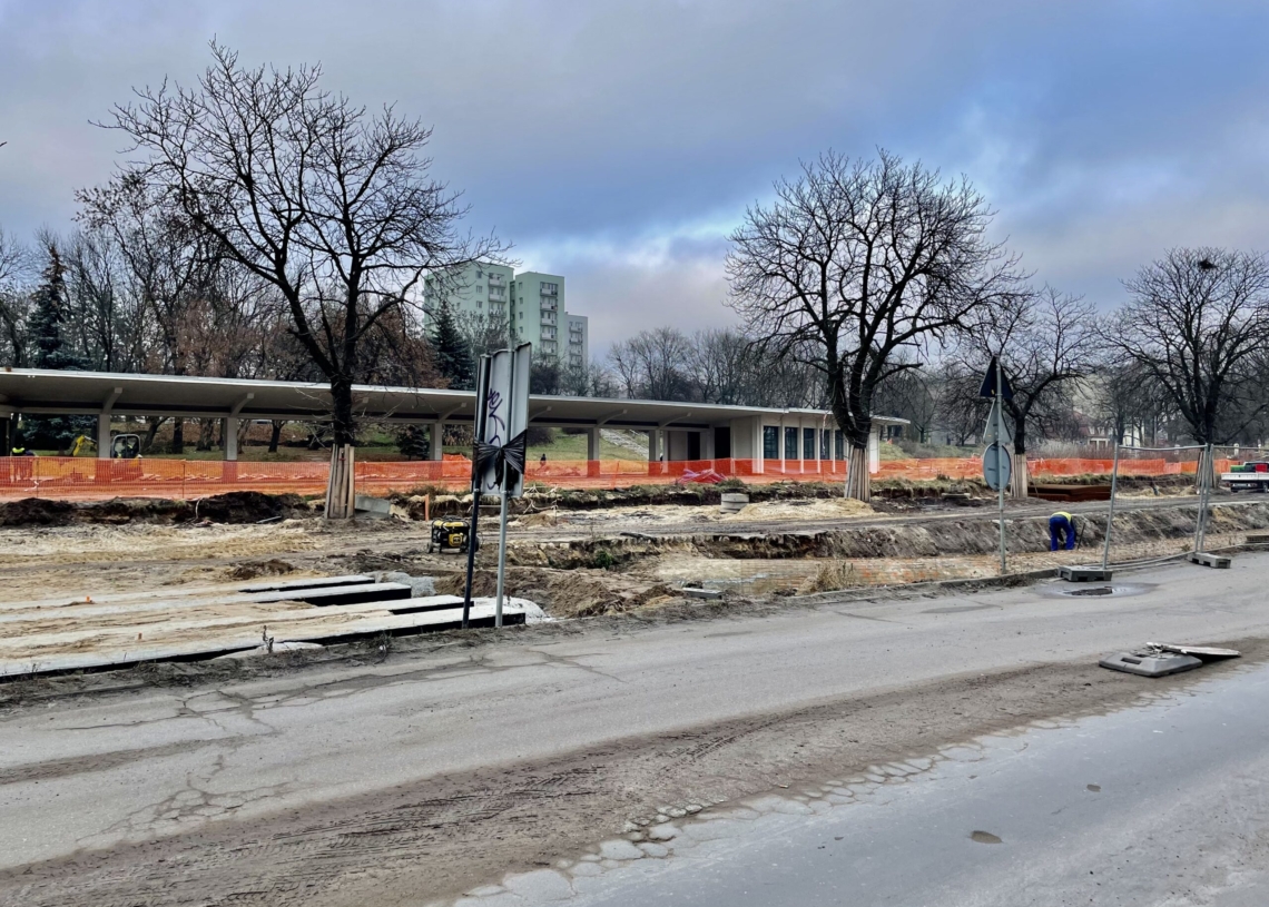 Większe utrudnienia na modernizowanej Północnej od 9 dni. Postępuje modernizacja torowiska [ZDJĘCIA + WIDEO]