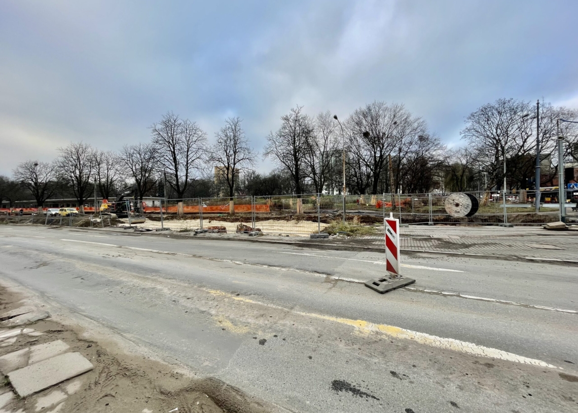 Większe utrudnienia na modernizowanej Północnej od 9 dni. Postępuje modernizacja torowiska [ZDJĘCIA + WIDEO]