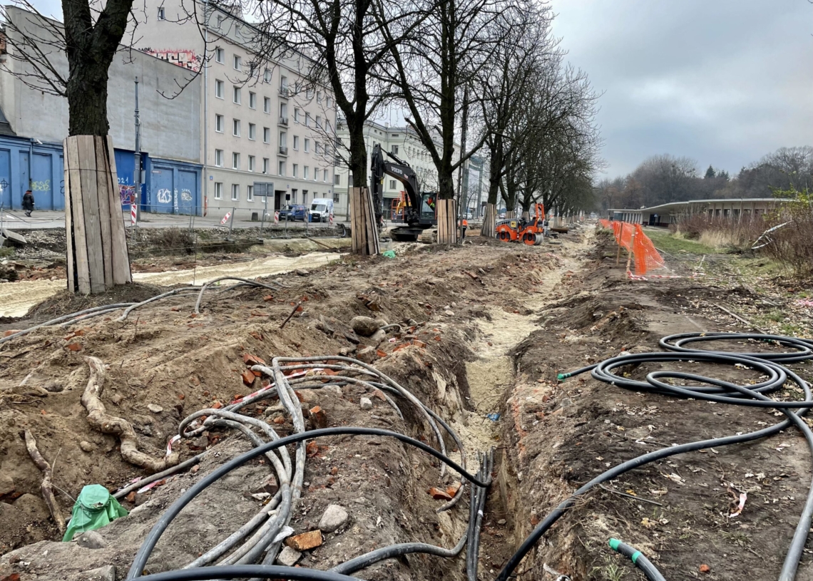 Większe utrudnienia na modernizowanej Północnej od 9 dni. Postępuje modernizacja torowiska [ZDJĘCIA + WIDEO]