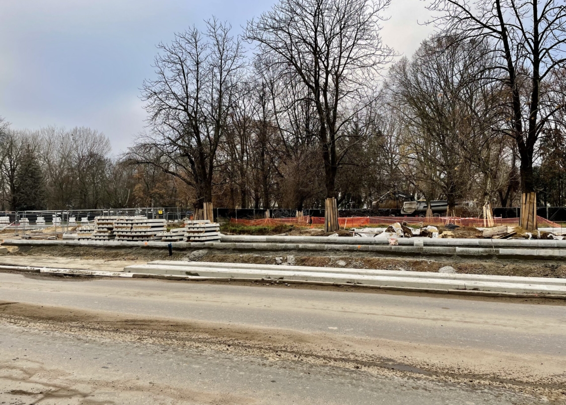 Większe utrudnienia na modernizowanej Północnej od 9 dni. Postępuje modernizacja torowiska [ZDJĘCIA + WIDEO]