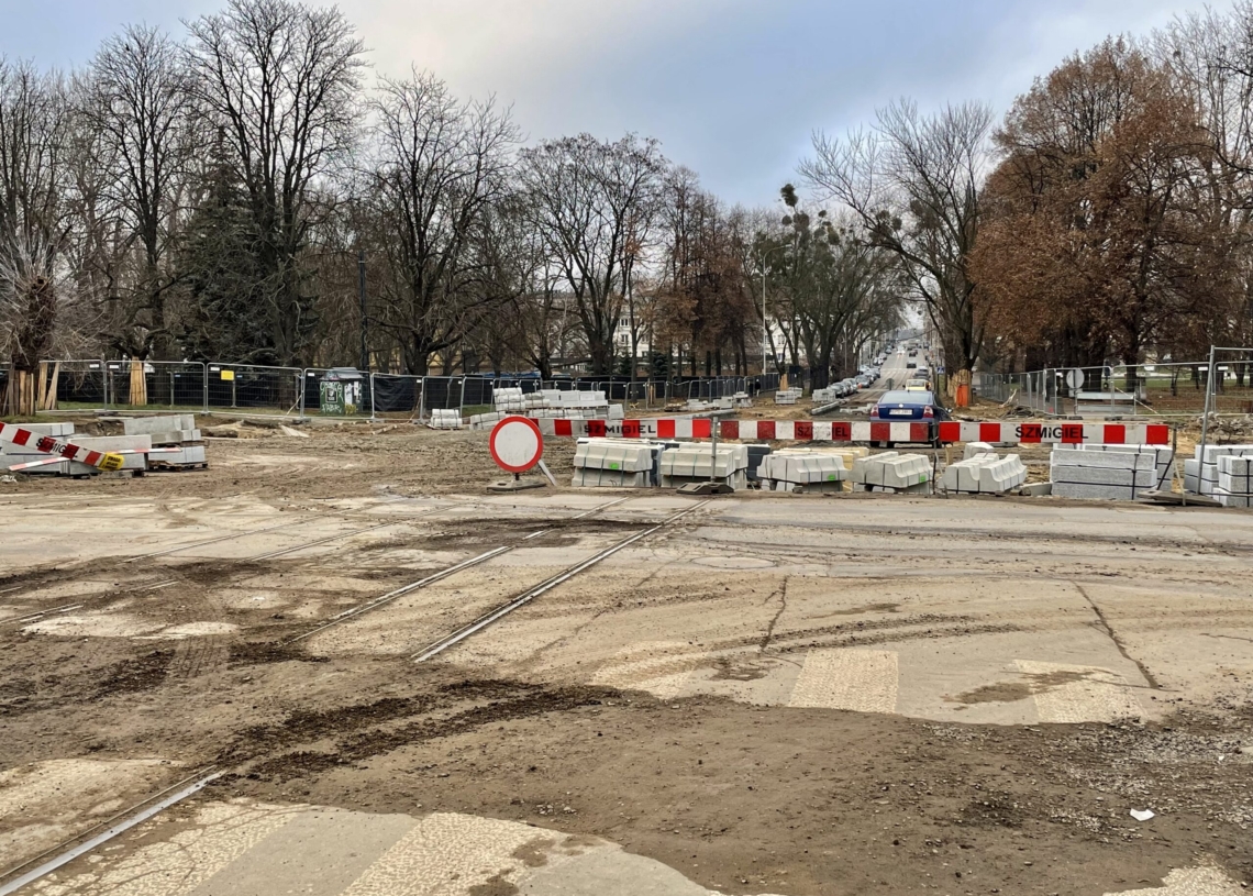 Większe utrudnienia na modernizowanej Północnej od 9 dni. Postępuje modernizacja torowiska [ZDJĘCIA + WIDEO]