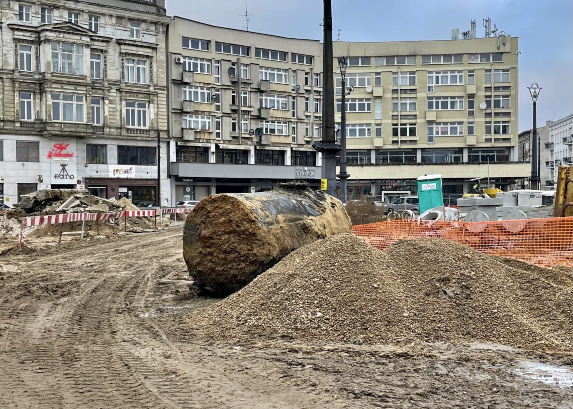 Zapach paliwa nad Placem Wolności