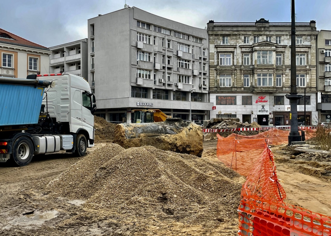 Ostry zapach paliwa nad modernizowanym Placem Wolności. Dzisiaj usuwano pozostałości po stacji paliw z lat 20.