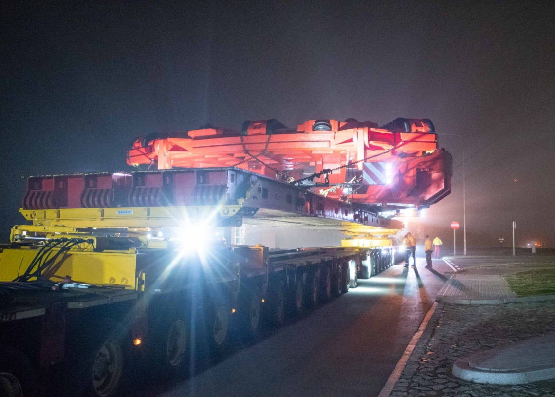 Konwój z tarczą do drążenia tunelu w Łódzkiem