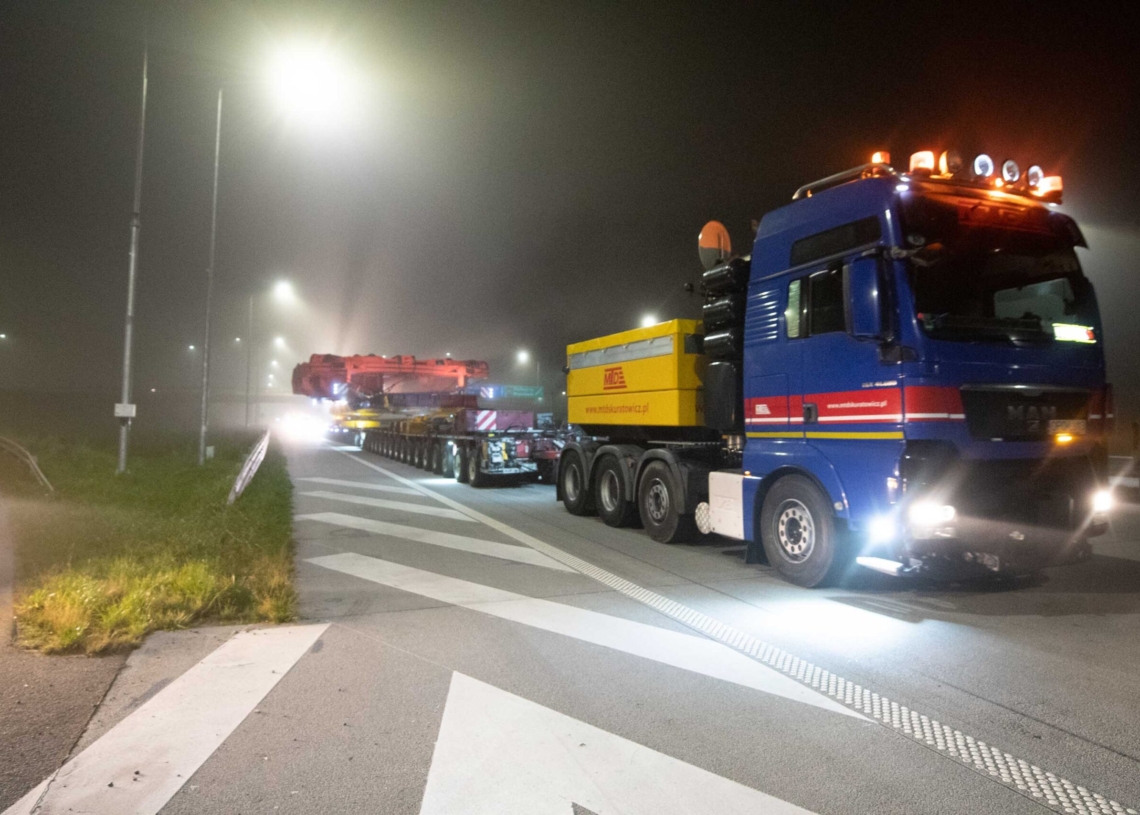 Konwój z tarczą do drążenia tunelu w Łódzkiem