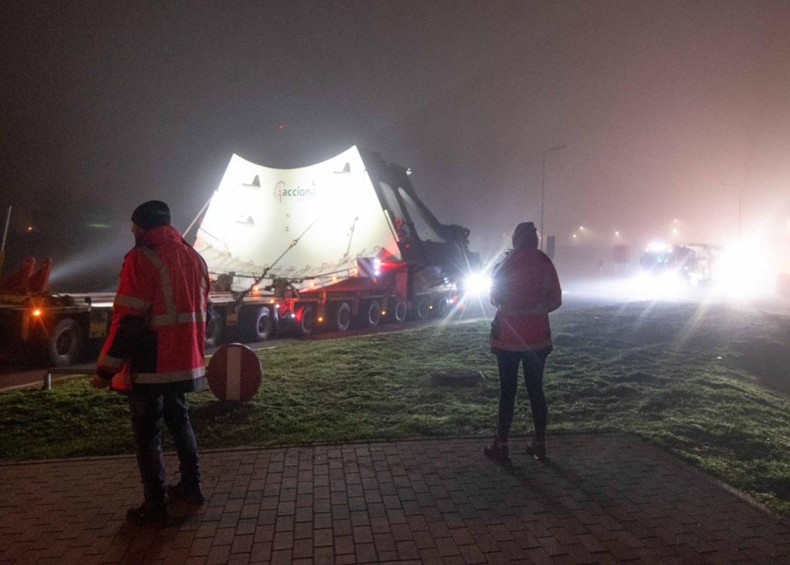 Konwój z tarczą do drążenia tunelu w Łódzkiem