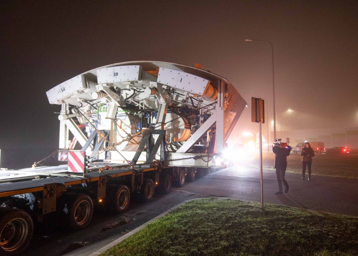 Konwój z tarczą do drążenia tunelu w Łódzkiem