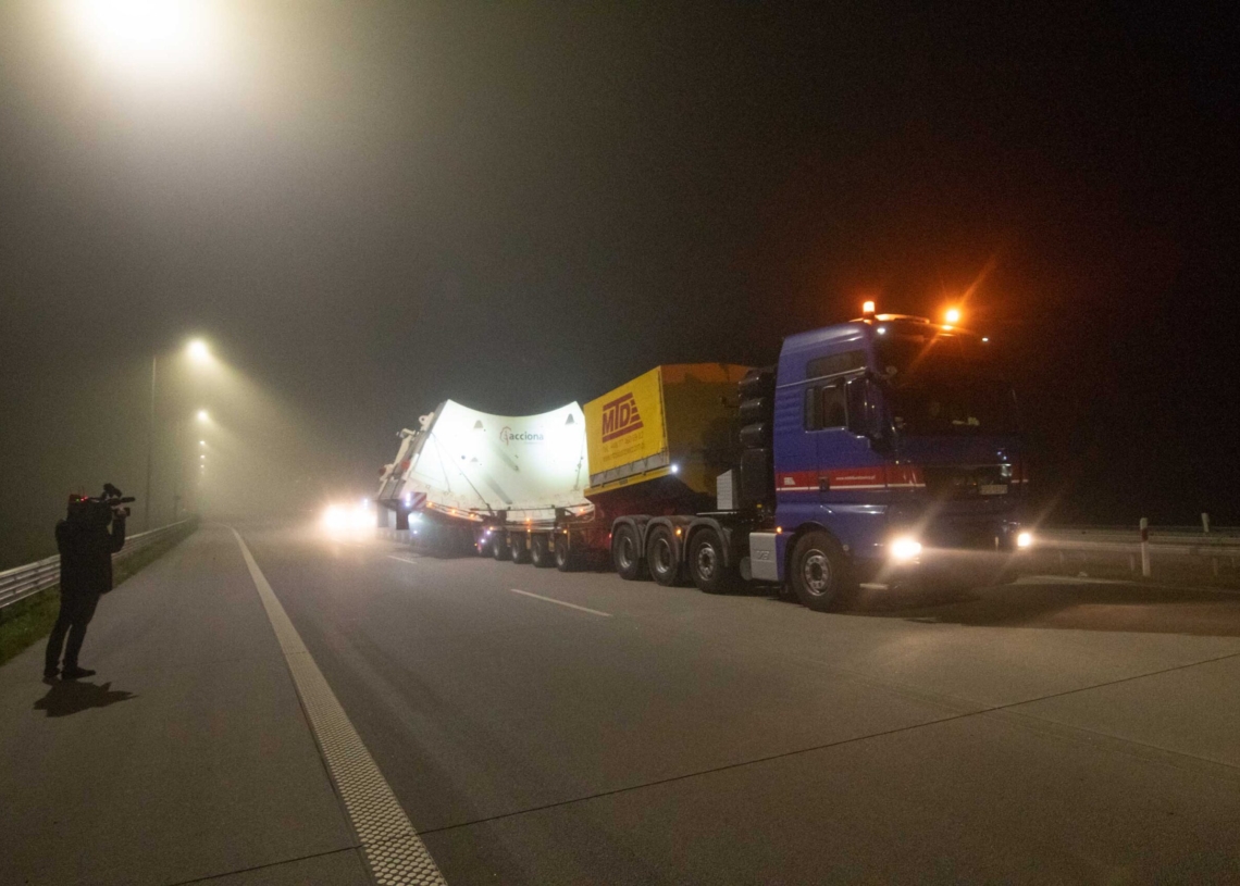 Konwój z tarczą do drążenia tunelu w Łódzkiem