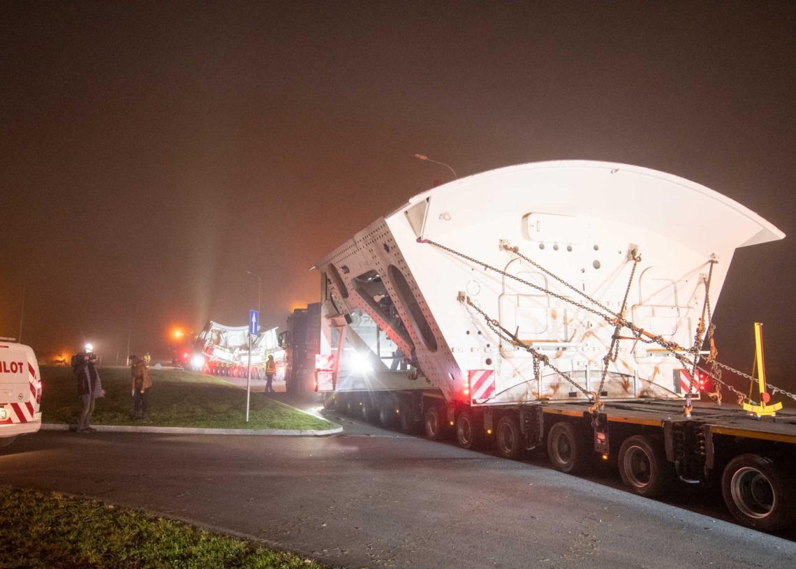 Konwój z tarczą do drążenia tunelu w Łódzkiem