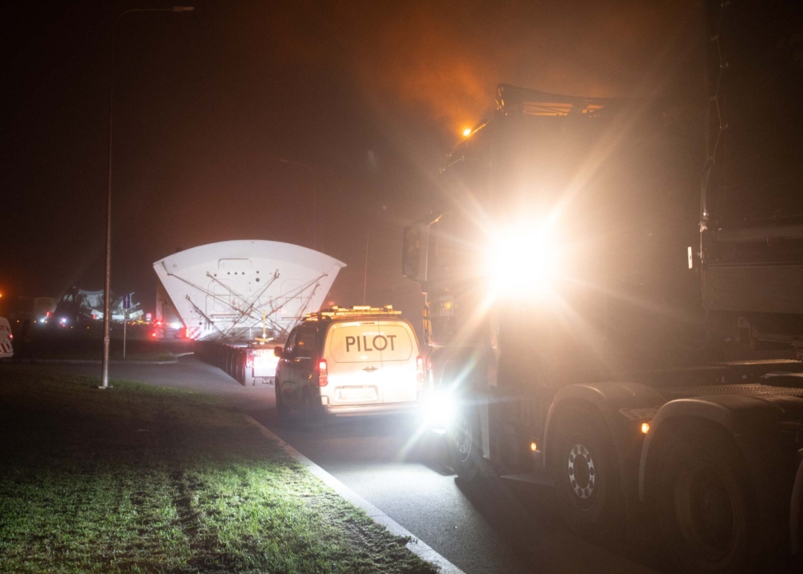 Konwój z tarczą do drążenia tunelu w Łódzkiem