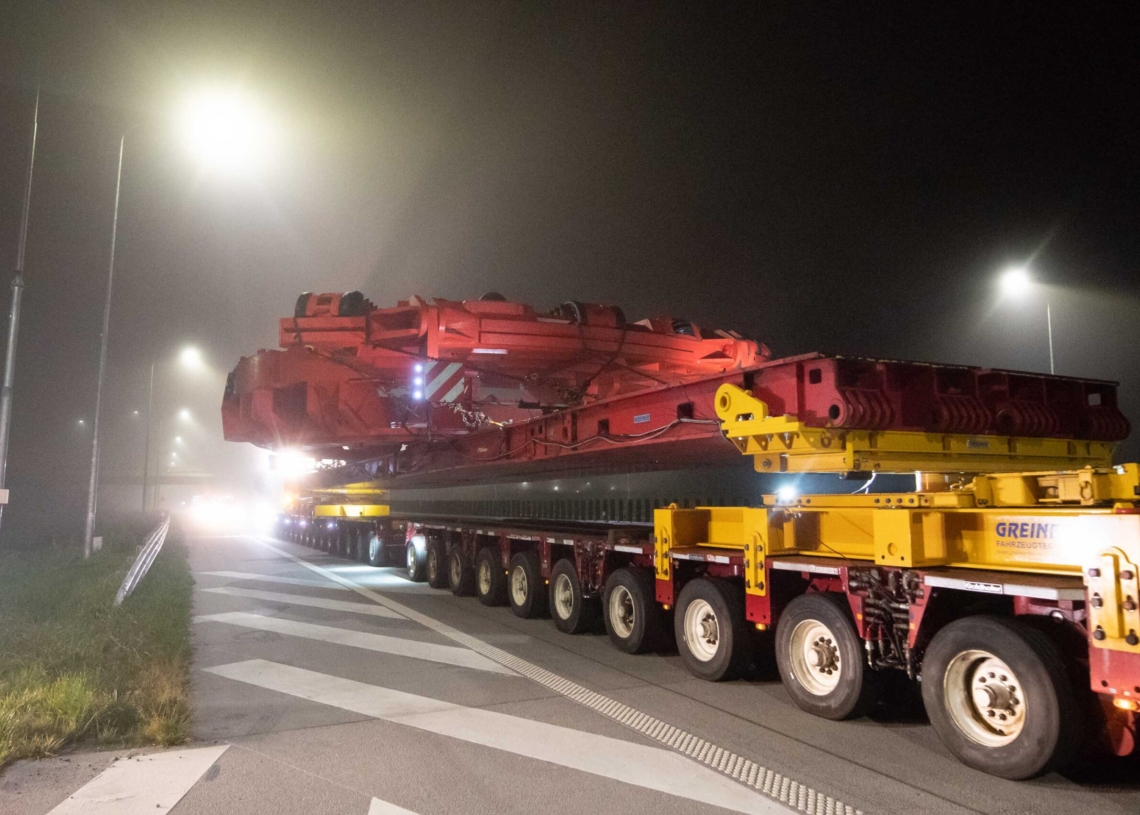 Konwój z tarczą do drążenia tunelu w Łódzkiem