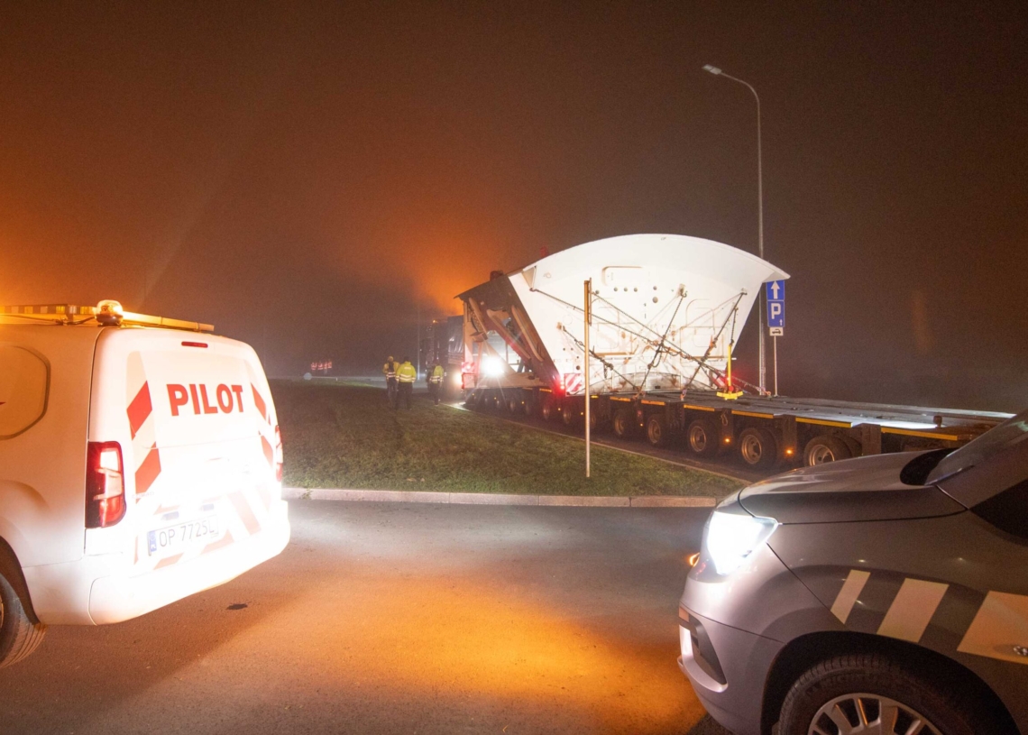 Konwój z tarczą do drążenia tunelu w Łódzkiem